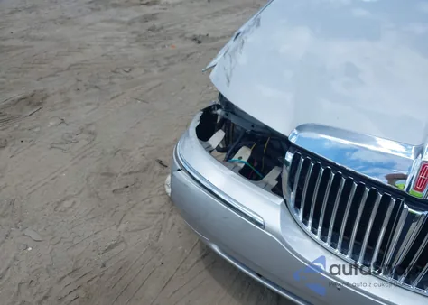 2000 Lincoln Town Car Signature из США, поврежденный, VIN 1LNHM82WXYY913980